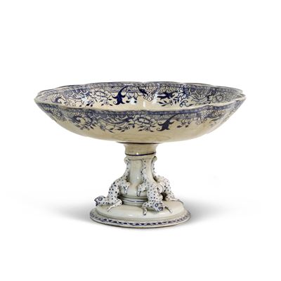Longwy, Alzatina in terraglia dipinta blu e bianca con decorazioni in stile “chinois”, Francia, s...