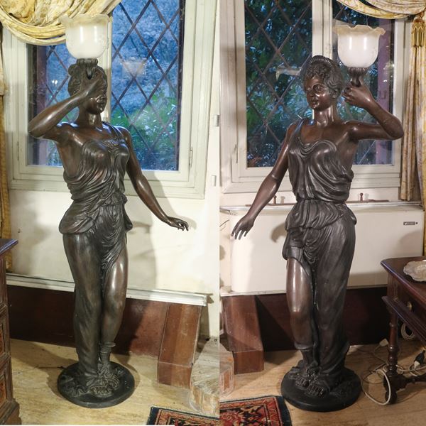 Coppia di sculture elettrificate in bronzo brunito