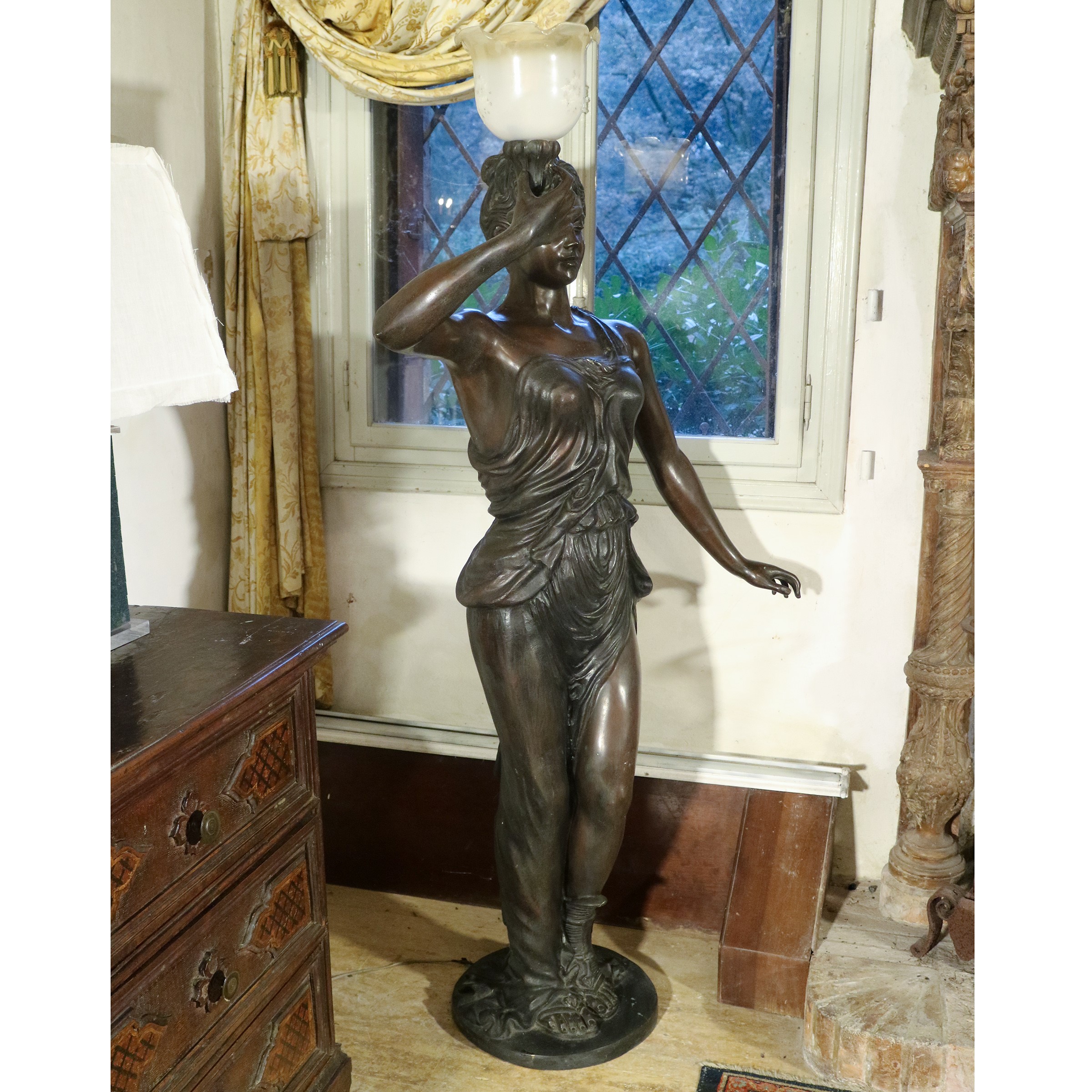 Coppia di sculture elettrificate in bronzo brunito