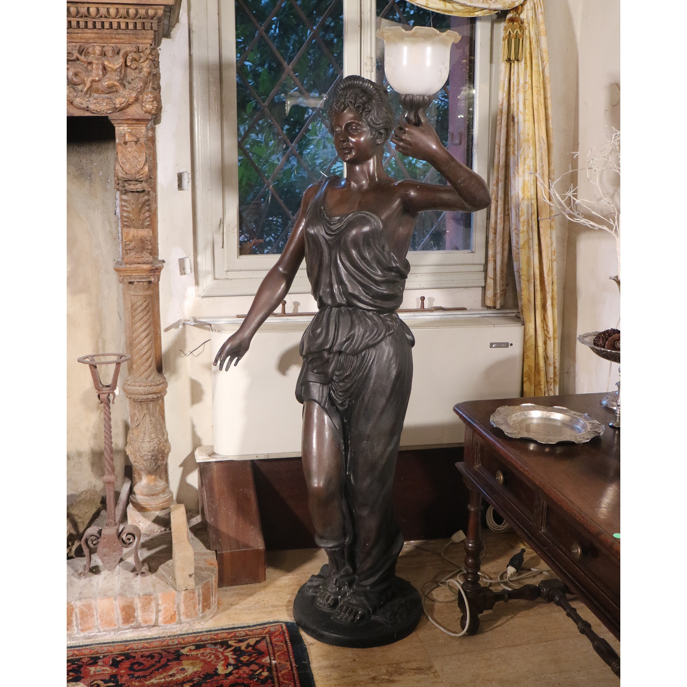 Coppia di sculture elettrificate in bronzo brunito