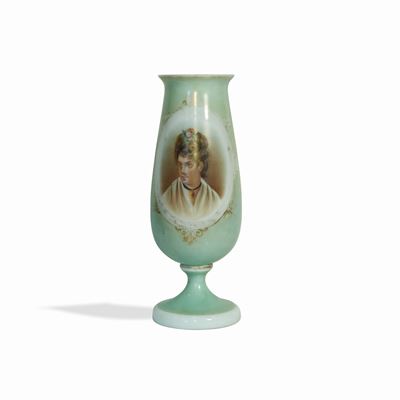 Manifattura francese, Vaso a calice in vetro bianco opalino dipinto