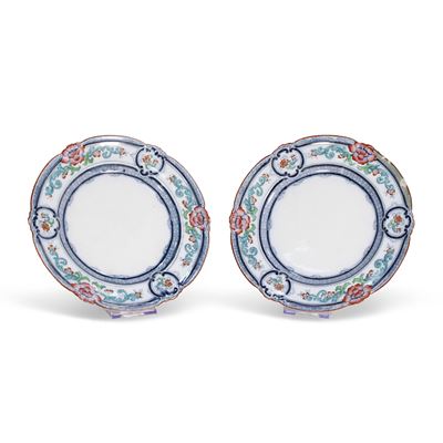 Manifattura inglese, Coppia di piatti in terraglia decorati in stile orientale con peonie, fine X...