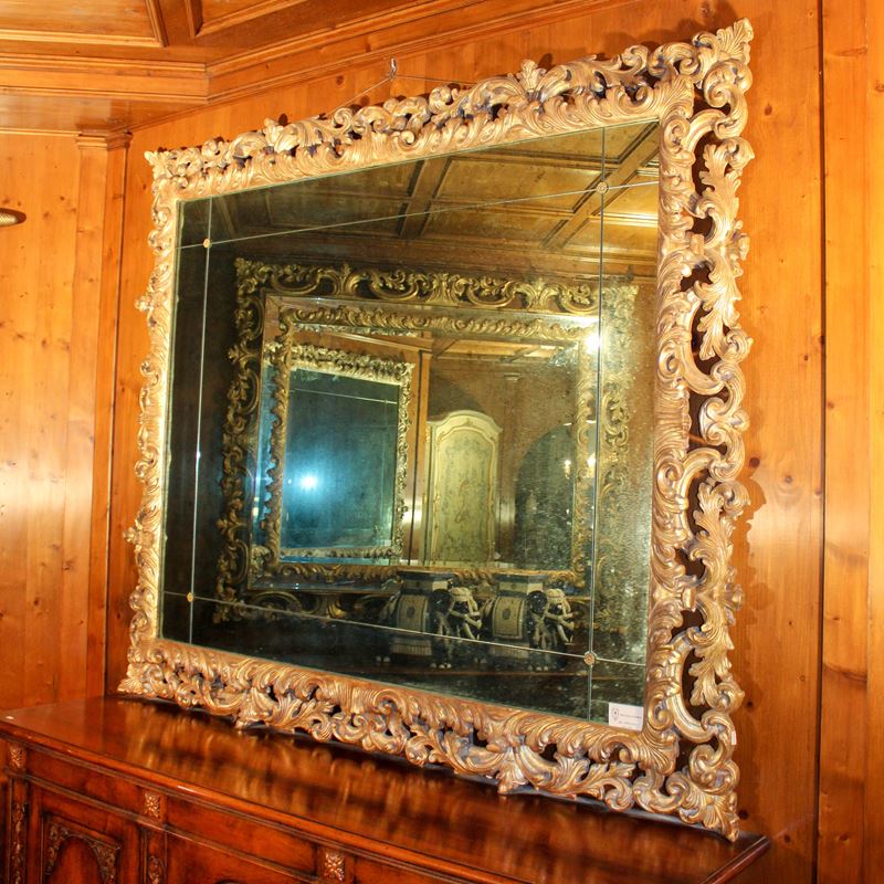 ♦ Grande specchiera in legno dorato  (Italia, XX sec.)  - Asta Gli Arredi di Villa "Le Marchesane" - San Luca Casa d'Aste