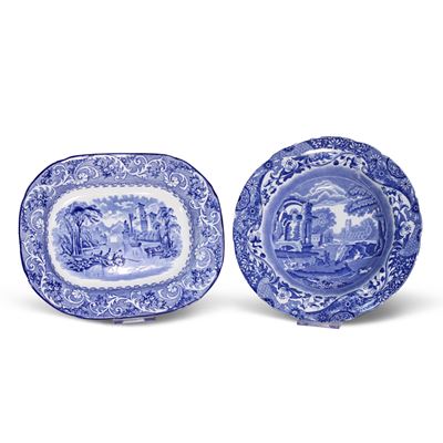 Manifattura inglese, Coppia di piatti decorativi in ceramica, decoro blu su fondo bianco (c. 1930...