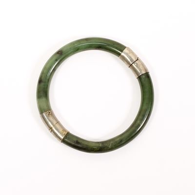 Manifattura italiana, Bracciale in giada “spinacio” con chiusure in metallo, XIX secolo