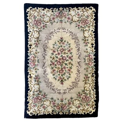 Manifattura cinese, Tappeto “hooked rug” a disegno Aubusson, fondo crema con bordure nere