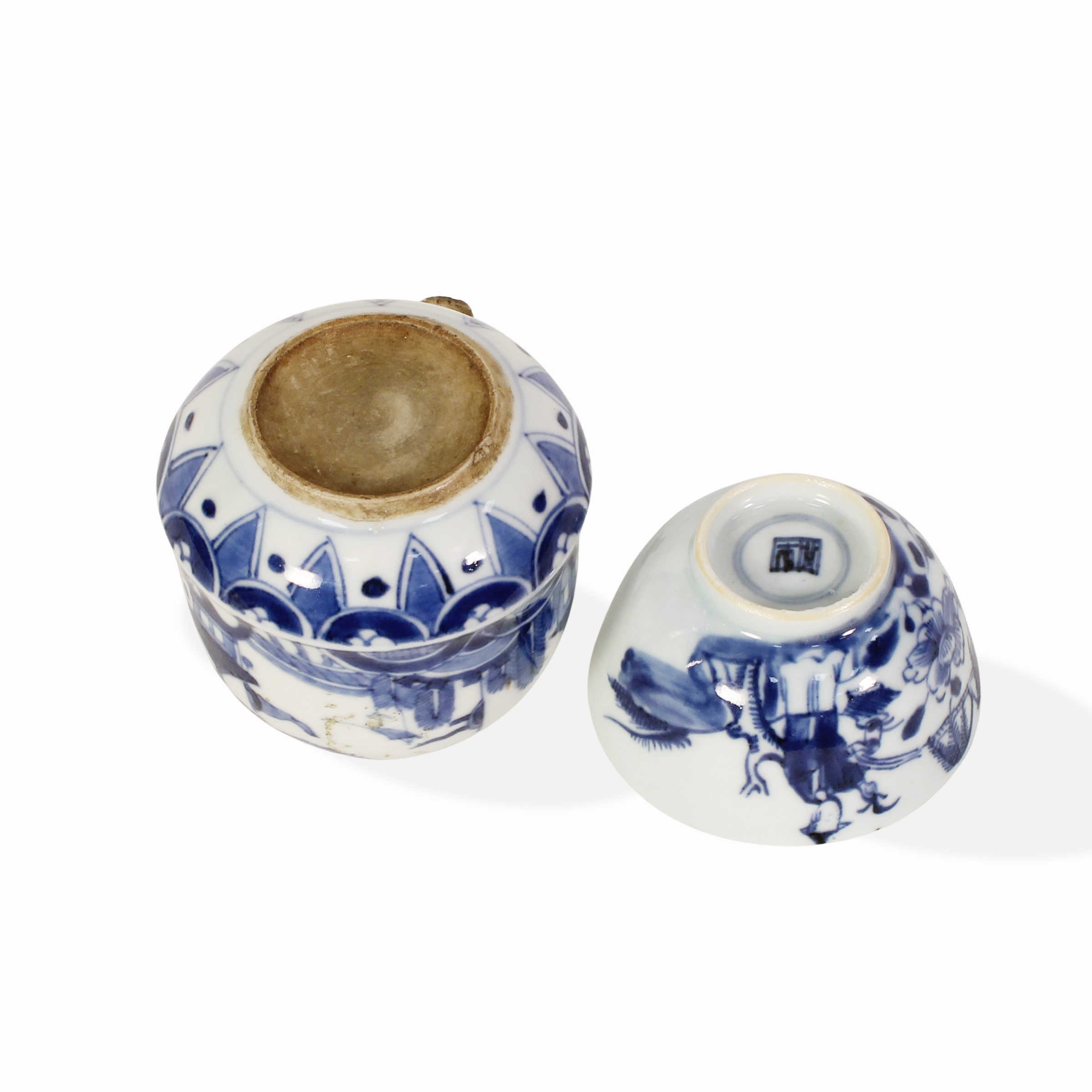 Cina, Qing (XVII secolo), Contenitore da calligrafo in porcellana bianco-blu per acqua e tazzina