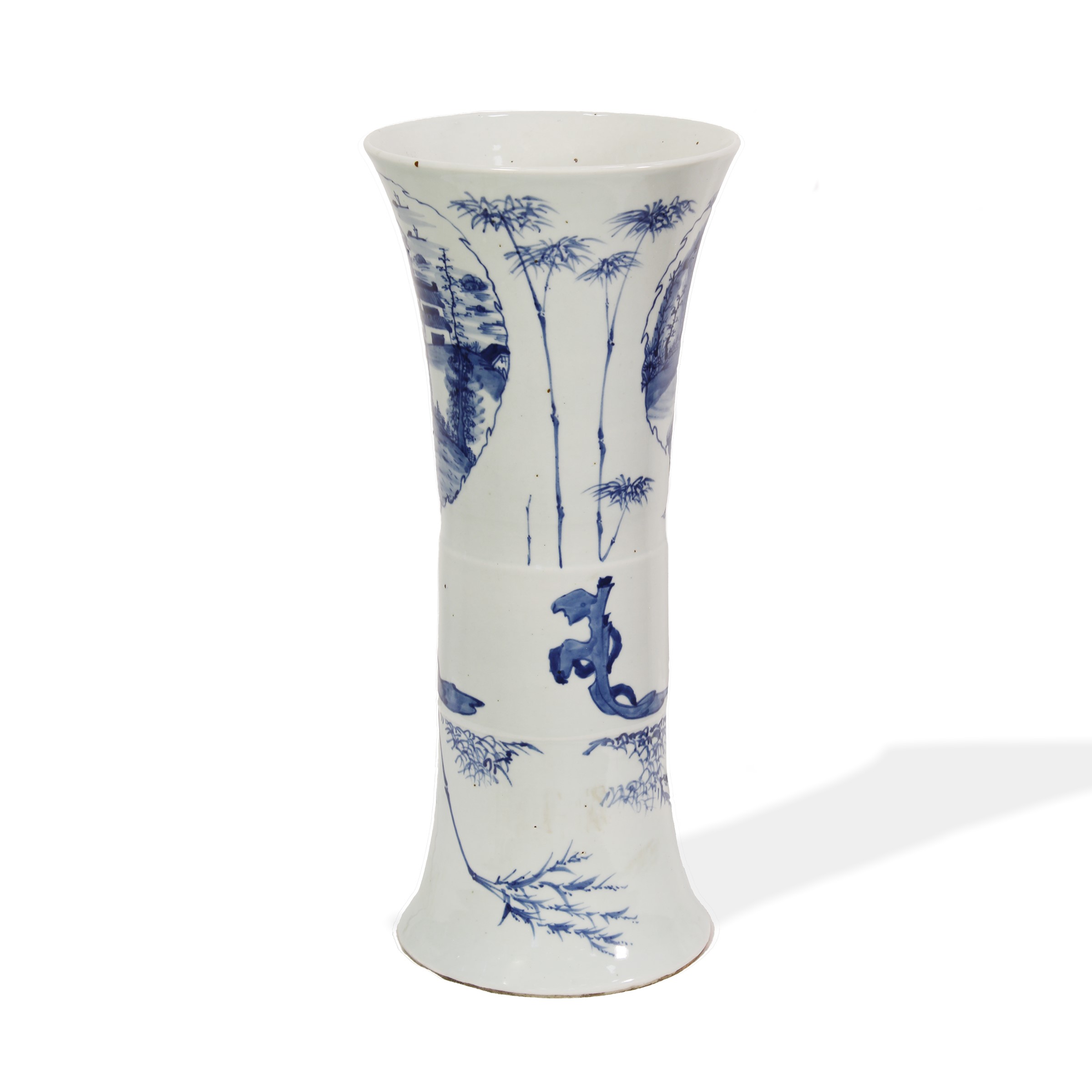 Cina, periodo Qing, Vaso “Gu” a tromba in porcellana bianco-blu, XVIII secolo