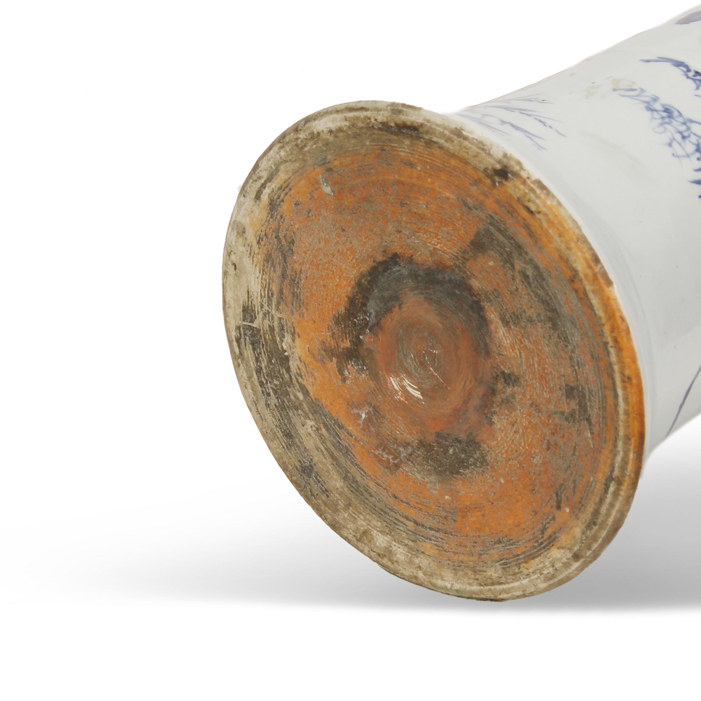 Cina, periodo Qing, Vaso “Gu” a tromba in porcellana bianco-blu, XVIII secolo