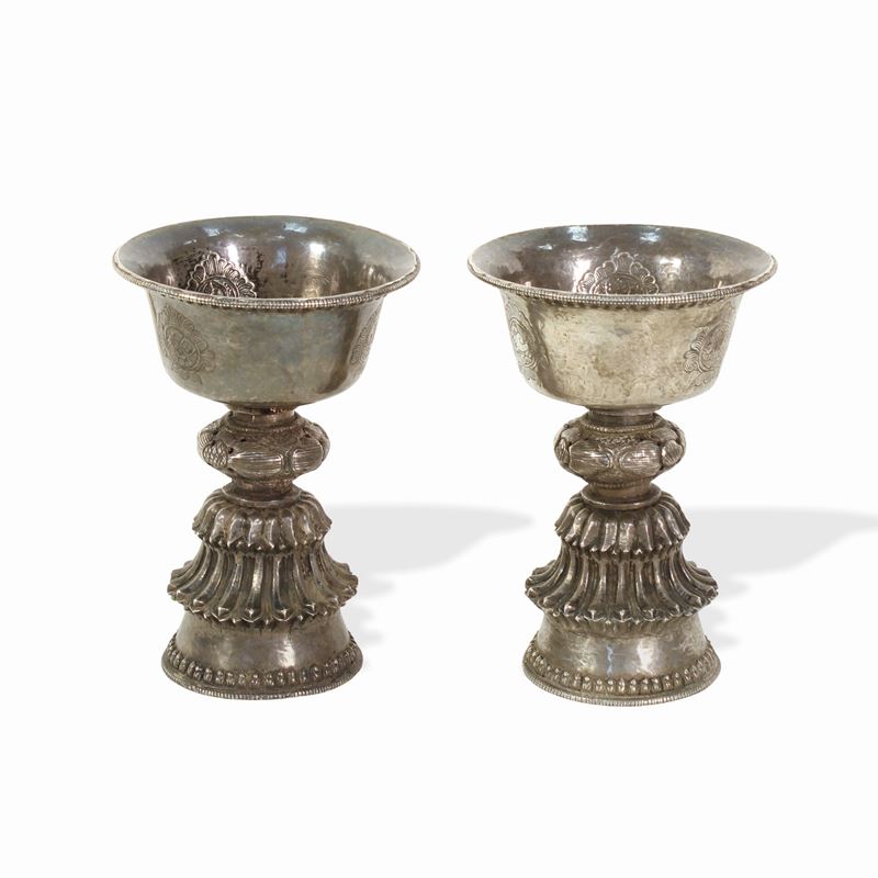 Coppia di lampade tibetane in argento  (Tibet, XVIII secolio)  - Asta DA UNA COLLEZIONE MILANESE - San Luca Casa d'Aste