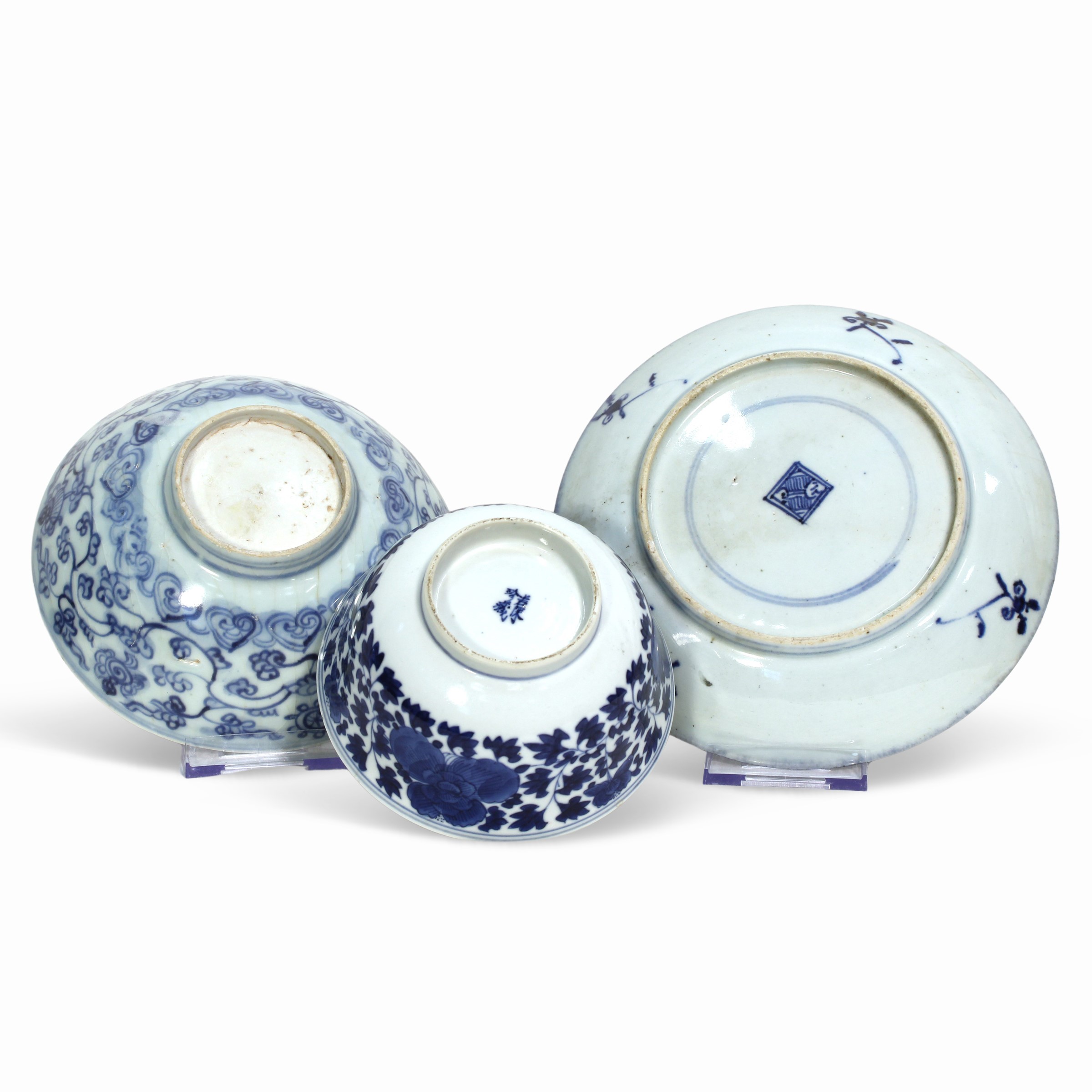 Porcellane cinesi, Tre porcellane bianche e blu, decorazione floreale sottocoperta (Qing, XVIII s...