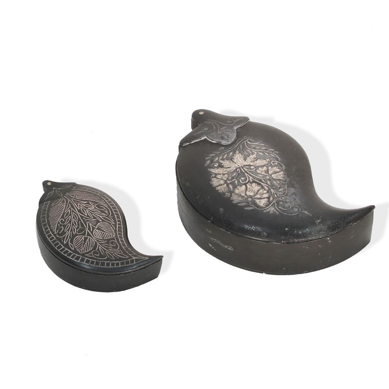 Coppia di scatole bidri a foglia di buta  (India, Karnataka, XIX-XX secolo)  - Asta DA UNA COLLEZIONE MILANESE - San Luca Casa d'Aste