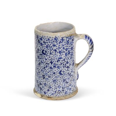 Europa, Boccale cilindrico a decoro bianco e blu (XVIII secolo)