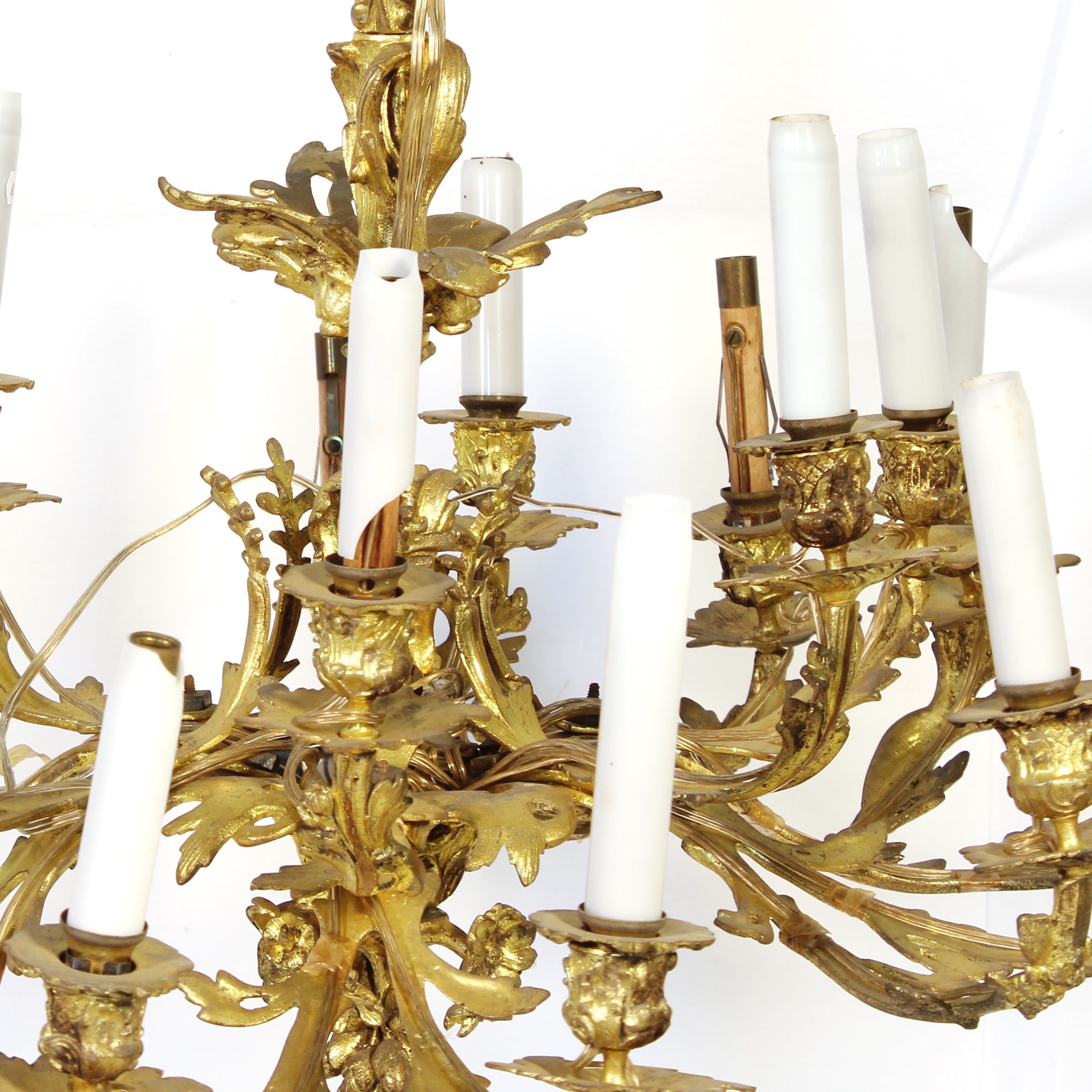 Manifattura francese, Lampadario in bronzo dorato a dodici luci (Francia, XIX secolo)