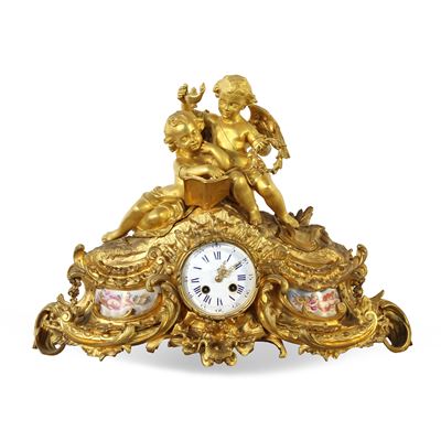 Manifattura francese, Pendola da tavolo in bronzo dorato con riserve in porcellana policroma (XIX...