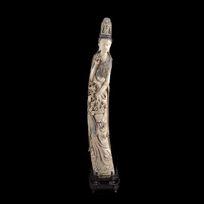 Manifattura cinese, Scultura raffigurante Guanyin in avorio intagliato, su base in legno