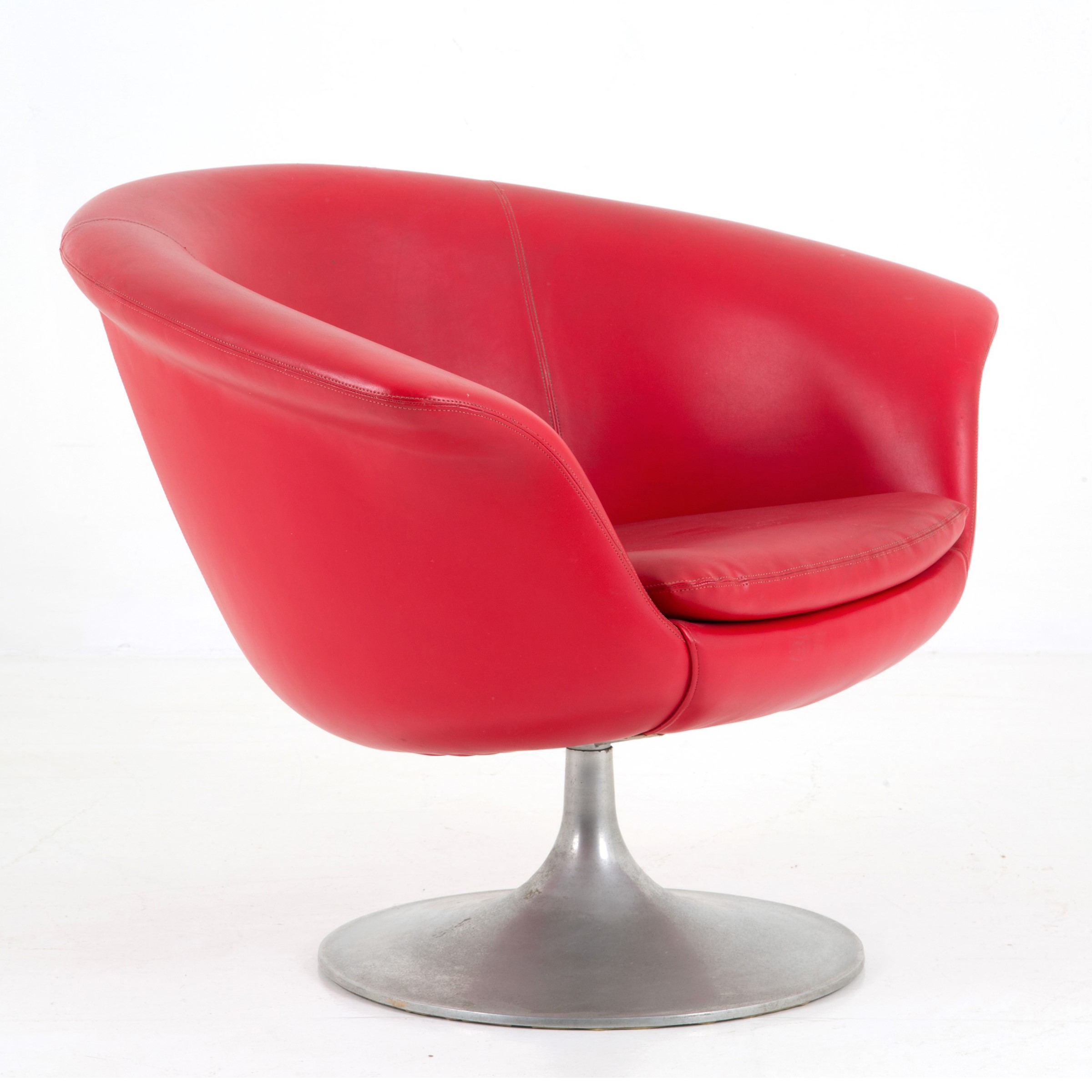 Manifattura italiana, Poltrona in skai rosso (anni '50-'60)