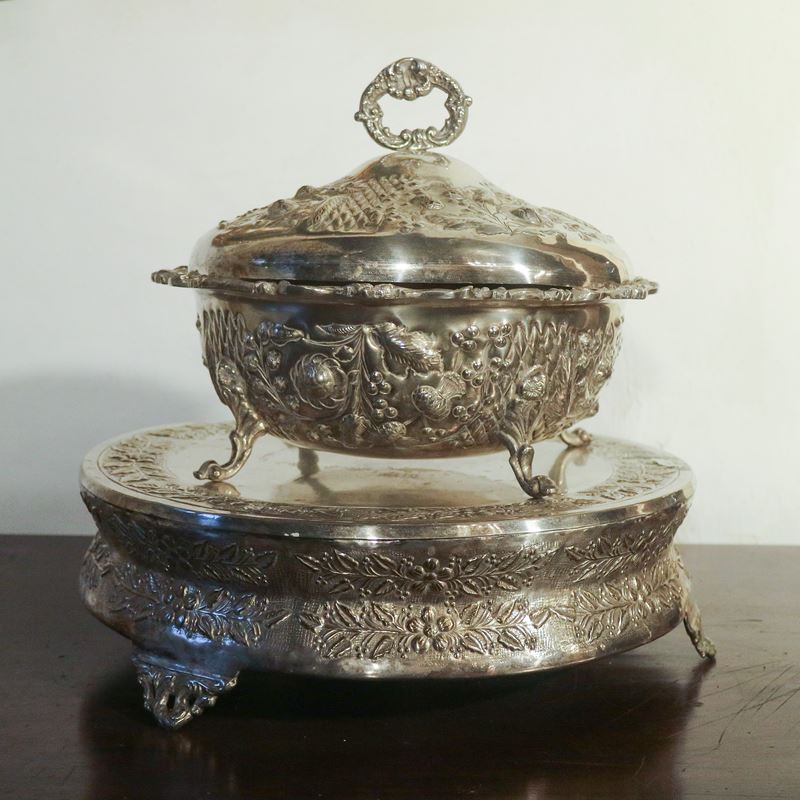 Centrotavola in metallo argentato  (Italia, XX sec.)  - Asta Gli Arredi di Villa "Le Marchesane" - San Luca Casa d'Aste
