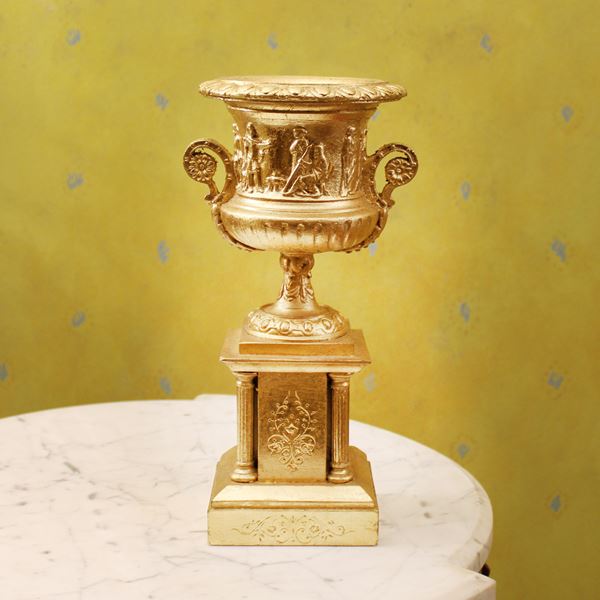 Vaso in stucco dorato