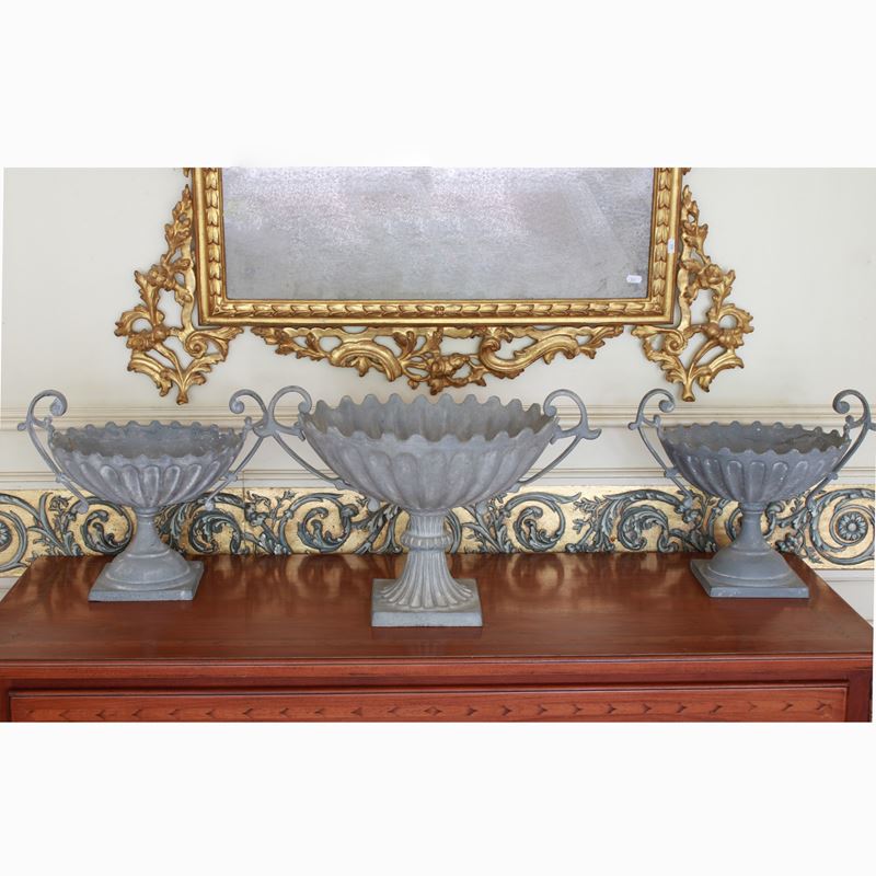 Tre alzate centrotavola in alluminio verniciato  (Italia, XX sec.)  - Asta Gli Arredi di Villa "Le Marchesane" - San Luca Casa d'Aste