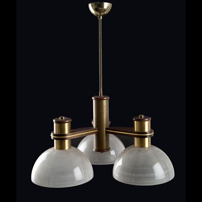 Manifattura italiana, Lampadario a tre luci con struttura in legno e ottone e diffusori semisferi...
