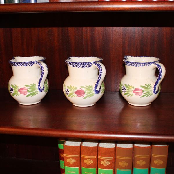 Tre brocche in ceramica