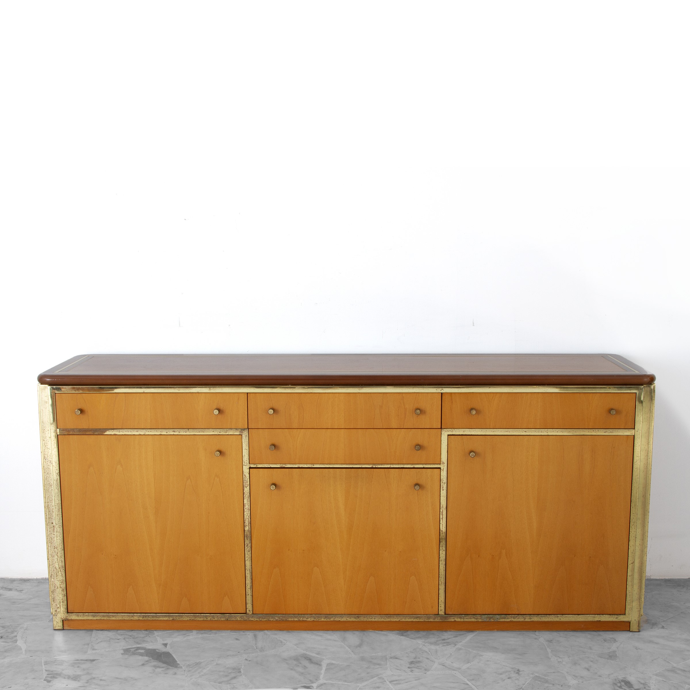Attribuito a Romeo Rega, Credenza in legno e ottone a tre sportelli e quattro cassetti