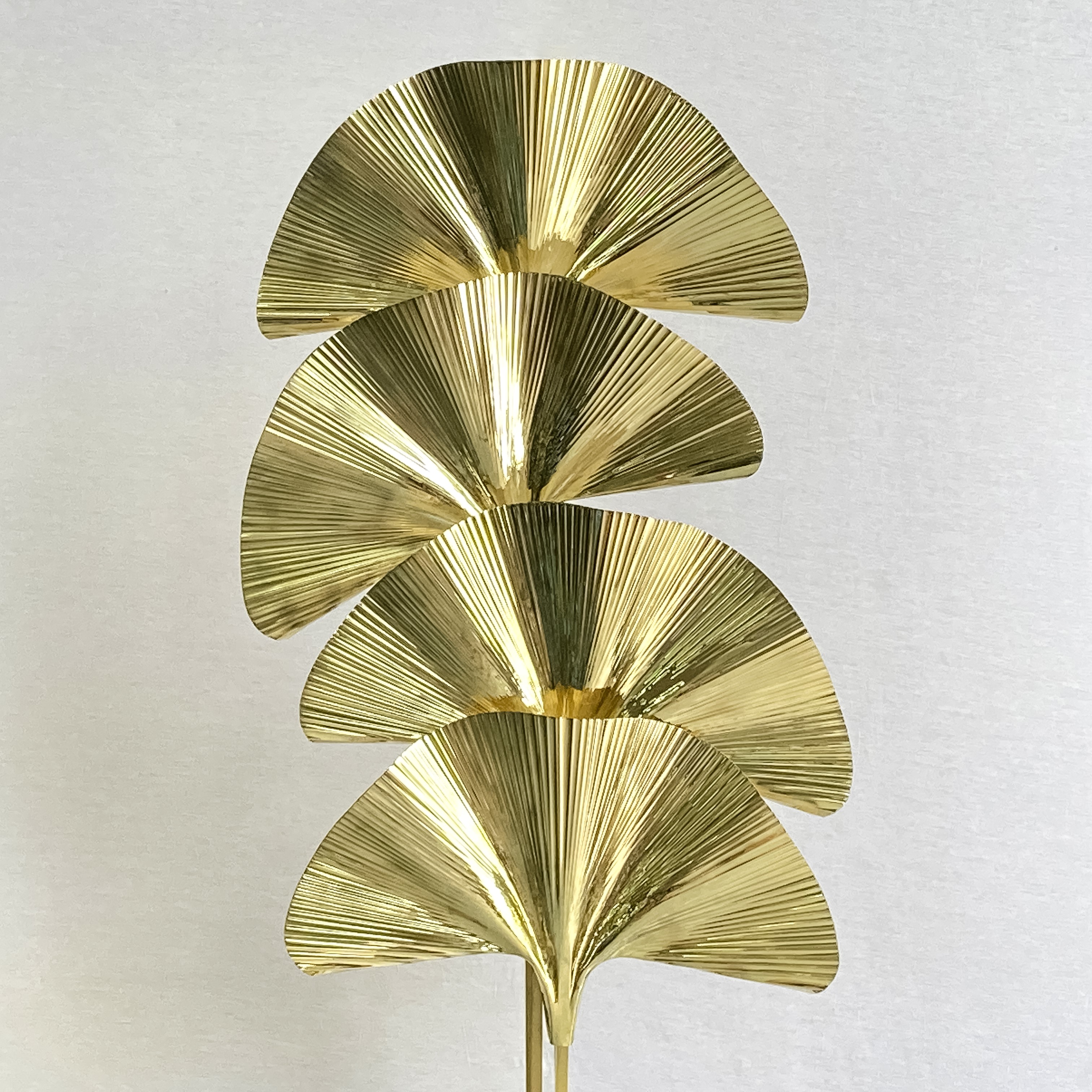 Manifattura italiana, Lampada da terra mod. "Ginko" in ottone lucidato