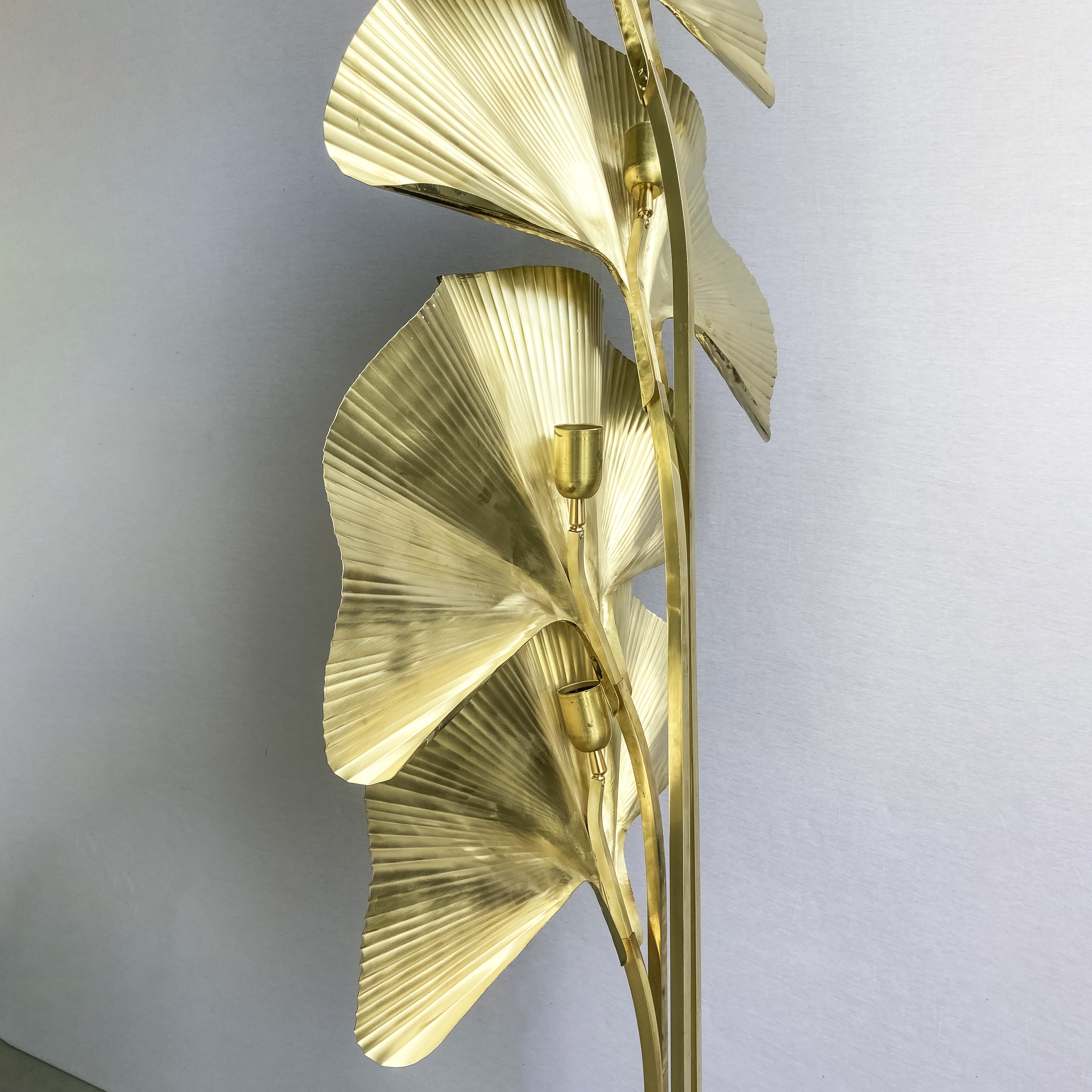 Manifattura italiana, Lampada da terra mod. "Ginko" in ottone lucidato