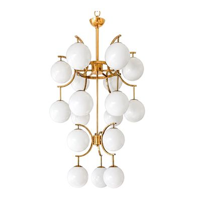 Stilnovo (stile), Lampada a sospensione con struttura in ottone e sfere in vetro lattimo