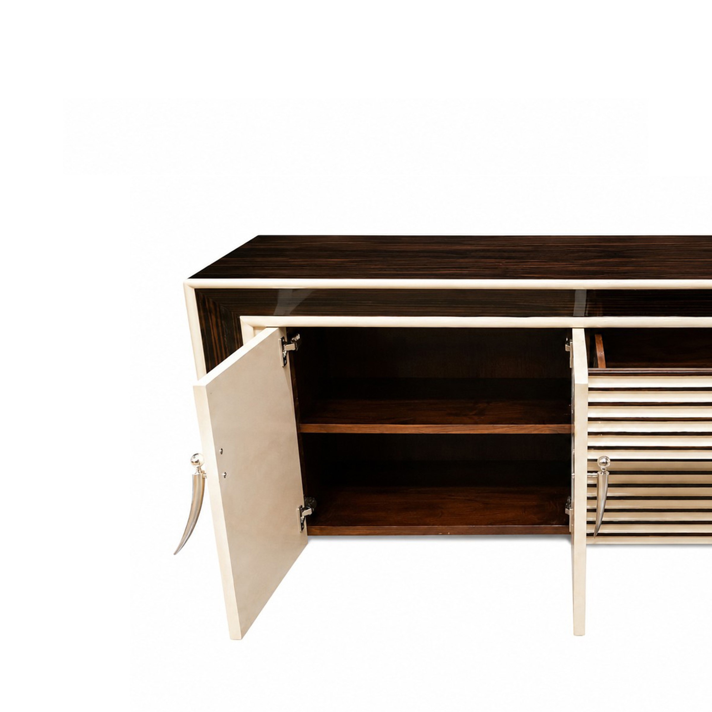 Manifattura francese, Credenza/Sideboard in legno ebanizzato con pannelli in pergamena