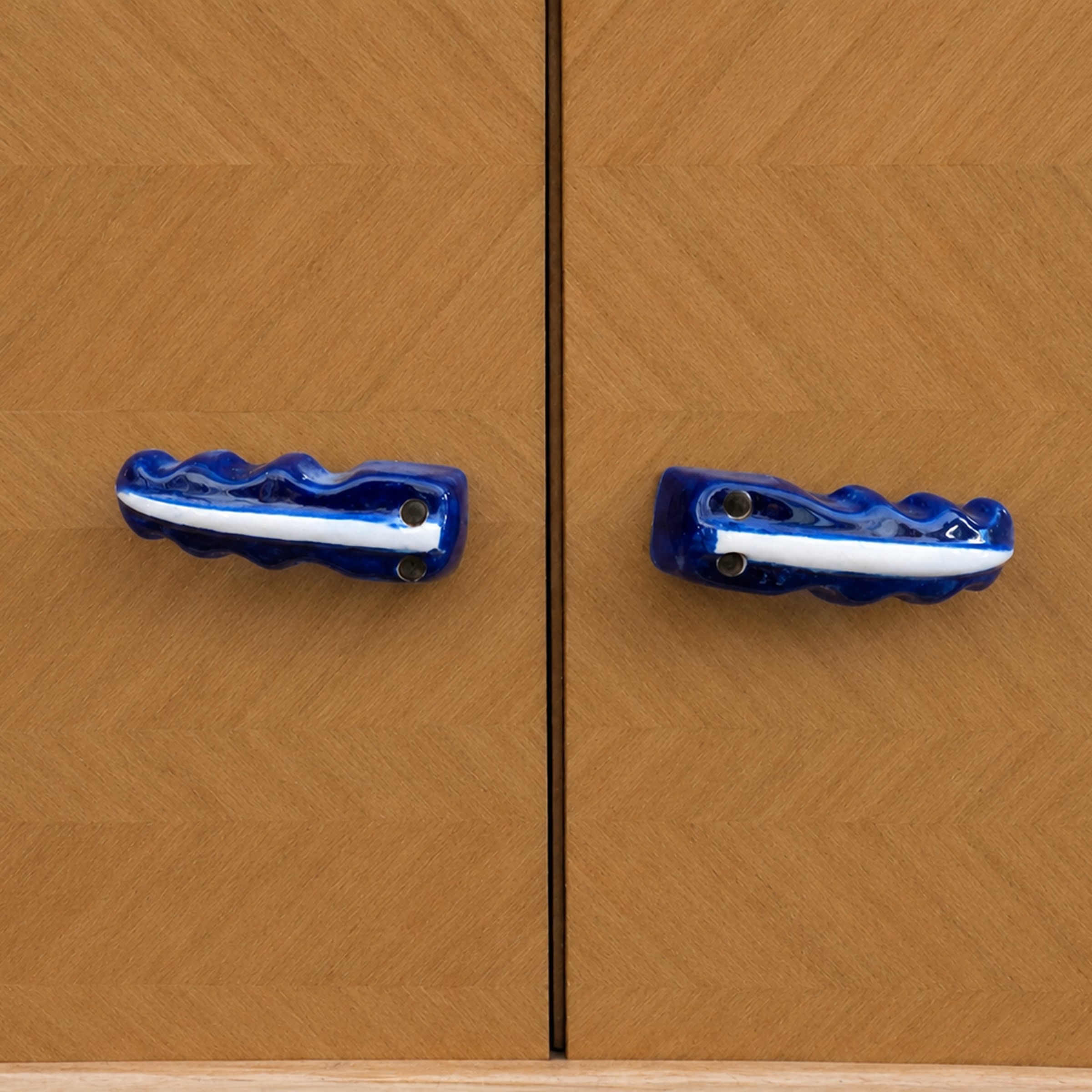 Dassi arredamenti, Sideboard in legno con maniglie in ceramica e piano in vetro, attribuito
