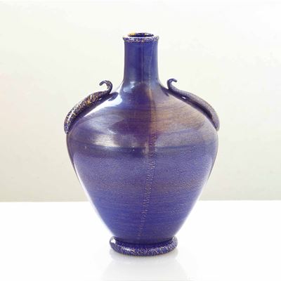 Manifattura di Murano, Piccolo vaso in pasta vitrea blu con foglia d’oro e prese a forma di corno