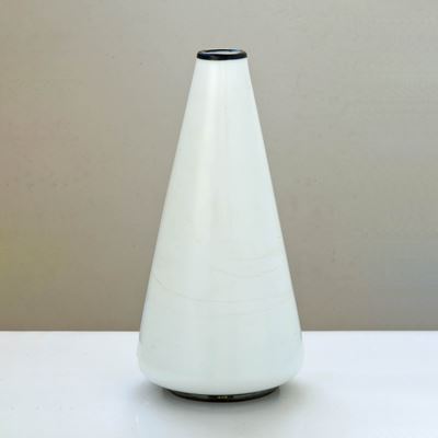 Manifattura di Murano, Vaso in vetro lattimo con applicazione di polvere oro