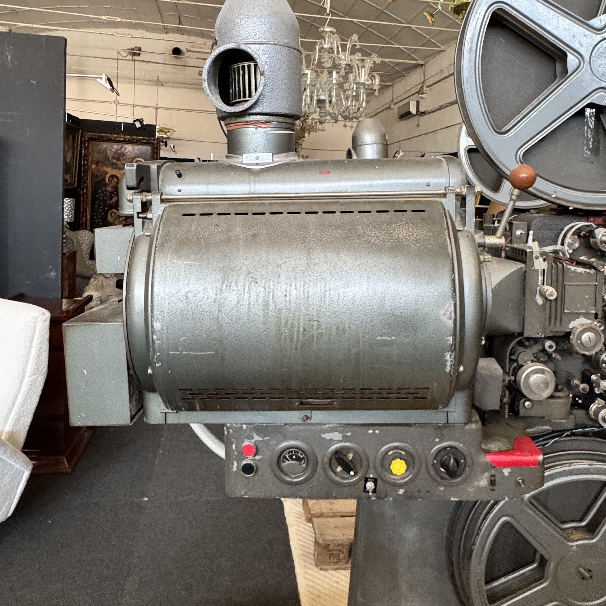 Milano, Cinemeccanica Victoria VI C, proiettore cinematografico con unità “Charlie” e Zenith 400 ...