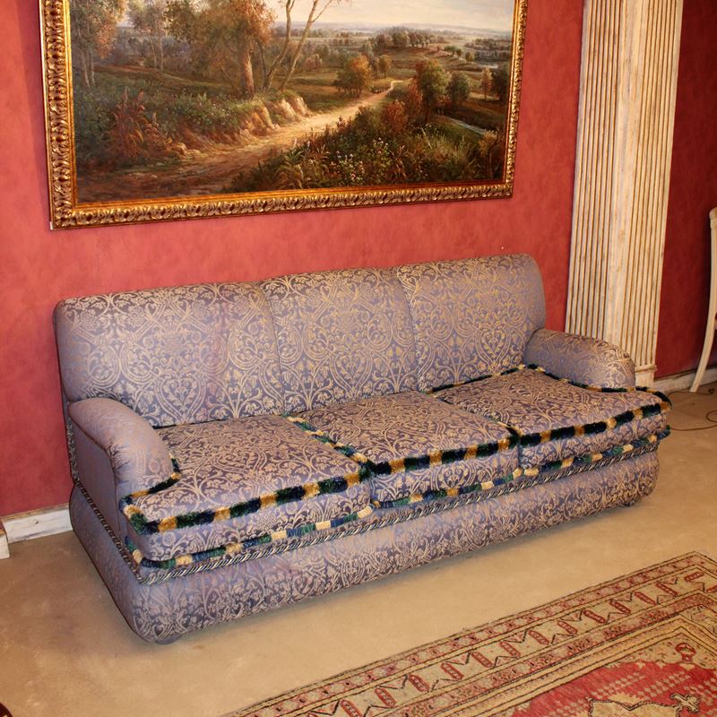 ♦ Divano a tre posti  (Italia, XX sec.)  - Asta Gli Arredi di Villa "Le Marchesane" - San Luca Casa d'Aste