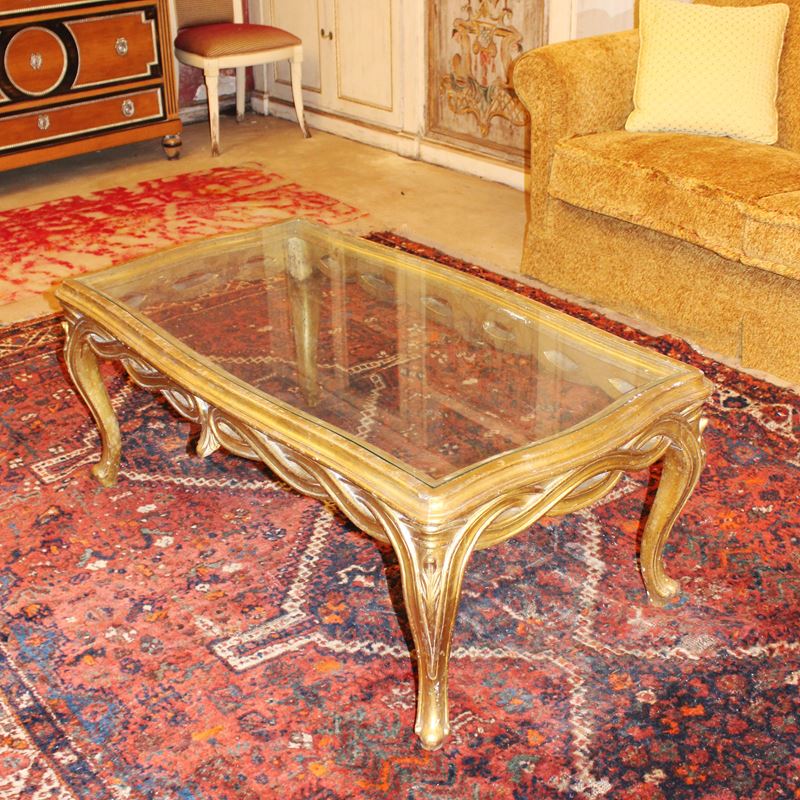 ♦ Tavolino da salotto in legno dorato  (Italia, XX sec.)  - Asta Gli Arredi di Villa "Le Marchesane" - San Luca Casa d'Aste