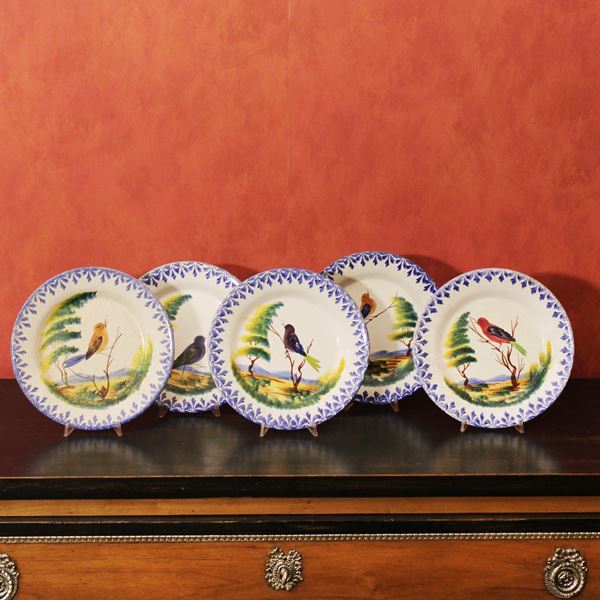 Cinque piatti in ceramica policroma