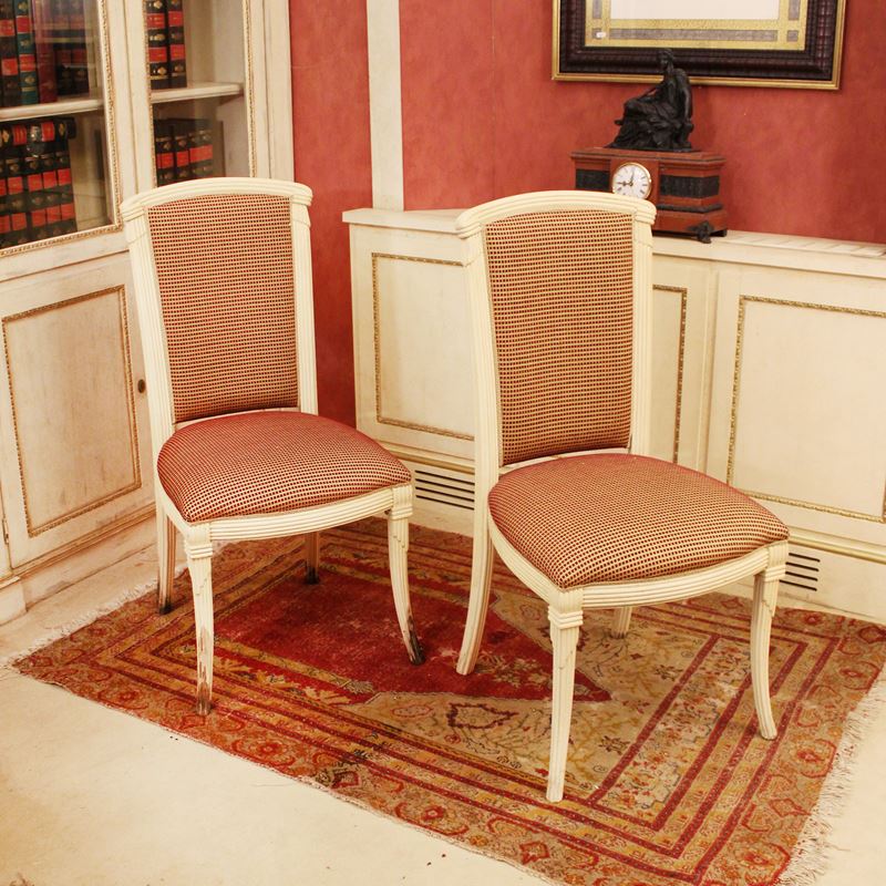 ♦ Coppia di sedie in legno laccato  (Italia, XX sec.)  - Asta Gli Arredi di Villa "Le Marchesane" - San Luca Casa d'Aste