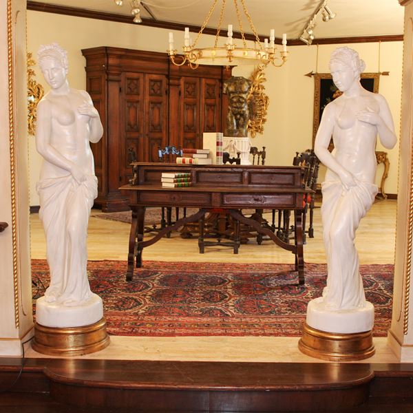 ♦ Coppia di sculture in ceramica smaltata bianca