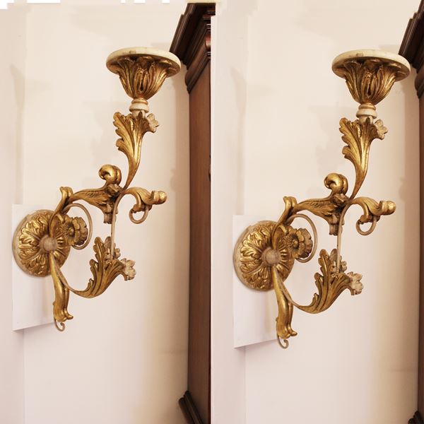 Coppia di appliques in ferro e legno