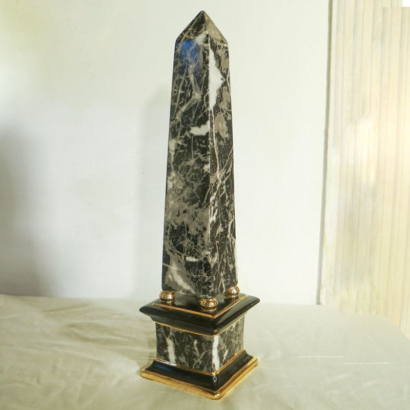 Obelisco in porcellana  (Italia, XX sec.)  - Asta Gli Arredi di Villa "Le Marchesane" - San Luca Casa d'Aste