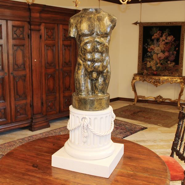 Torso virile in cartapesta
