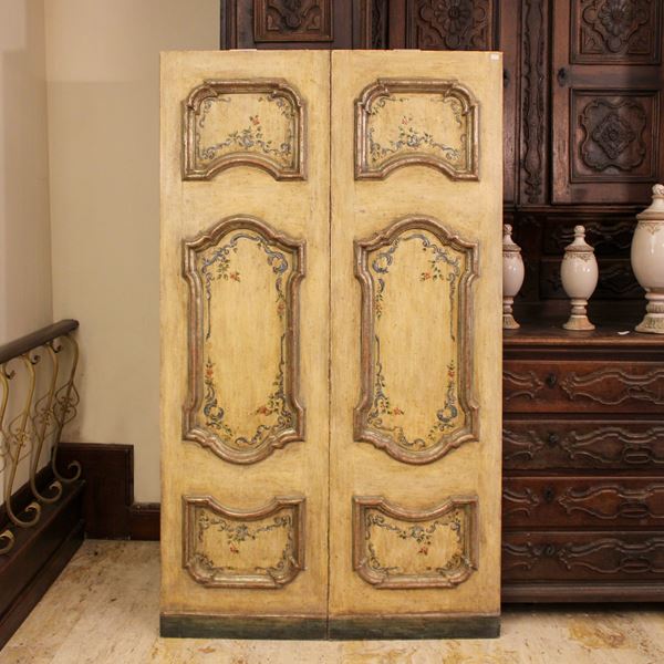 ♦ Coppia di porte in legno argentato e laccato