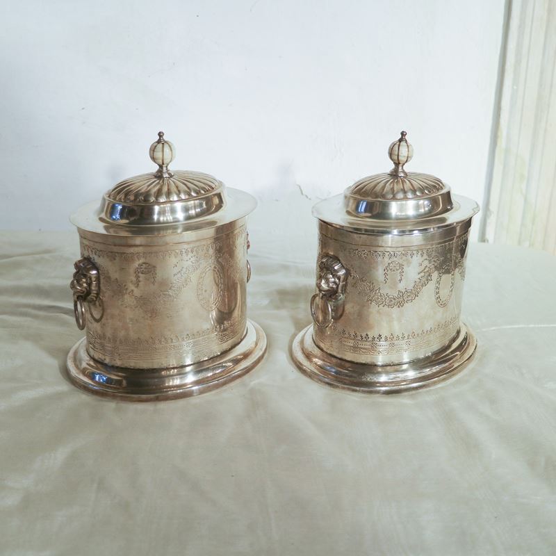 Coppia di scatole in metallo argentato  (XX sec.)  - Asta Gli Arredi di Villa "Le Marchesane" - San Luca Casa d'Aste