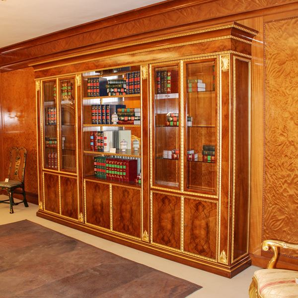 ♦ Grande libreria in noce e legno dorato