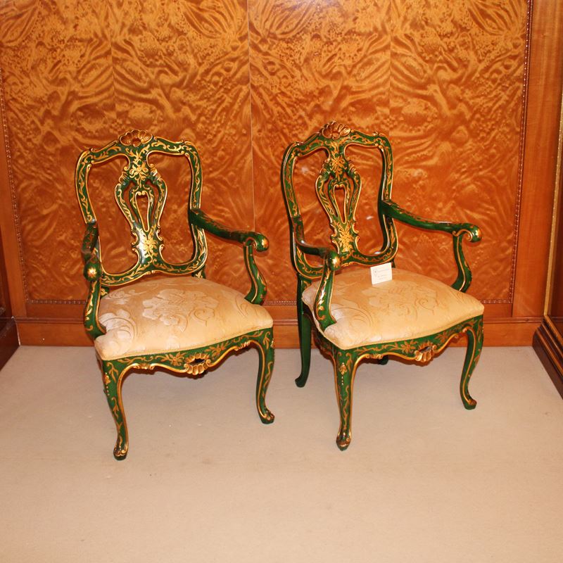 ♦ Coppia di poltrone in legno laccato e dorato  (Italia, XX sec.)  - Asta Gli Arredi di Villa "Le Marchesane" - San Luca Casa d'Aste