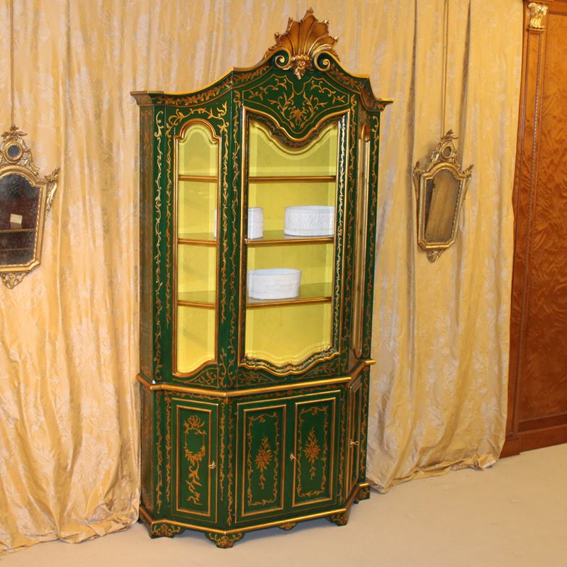 ♦ Mobile vetrina in legno laccato e dorato  (Italia, XX sec.)  - Asta Gli Arredi di Villa "Le Marchesane" - San Luca Casa d'Aste