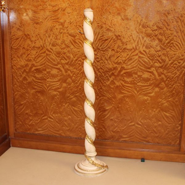 ♦ Torciere in legno dorato e laccato