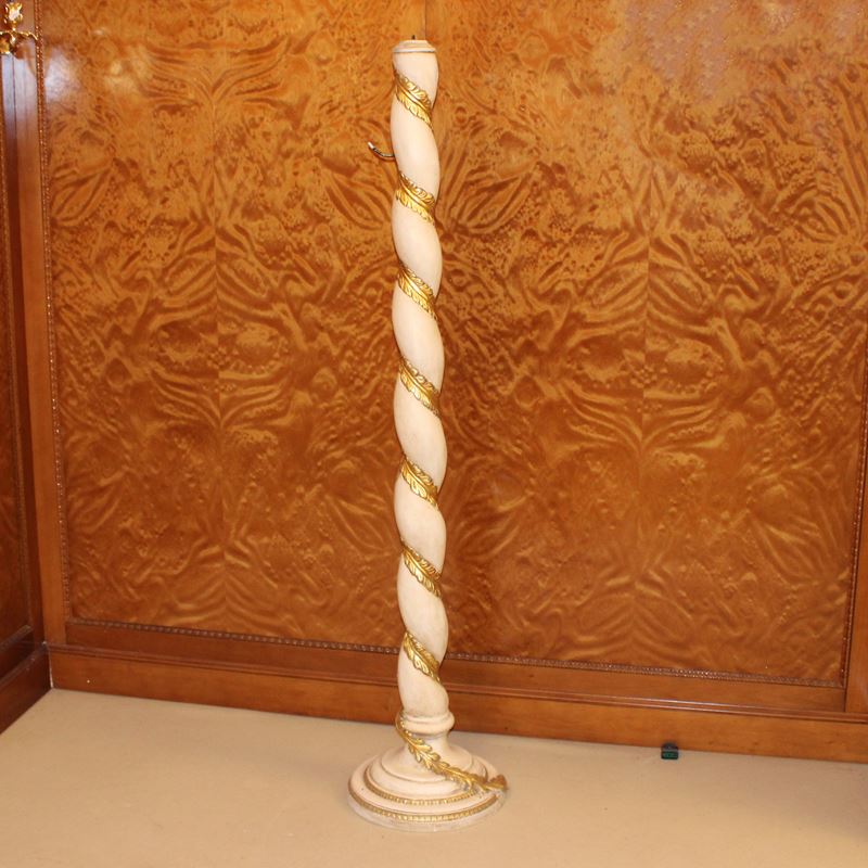 ♦ Torciere in legno dorato e laccato  (Italia, XX sec.)  - Asta Gli Arredi di Villa "Le Marchesane" - San Luca Casa d'Aste